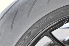 間もなく発売のブリヂストン新型タイヤ「S22」に注がれた新技術が