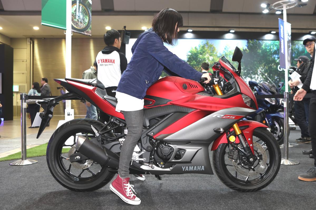 身長155cm 現役女子大生が足着き性をアレコレチェック 150 400ccクラス編 東京モーターサイクルショー19 Motor Fan Bikes モータファンバイクス