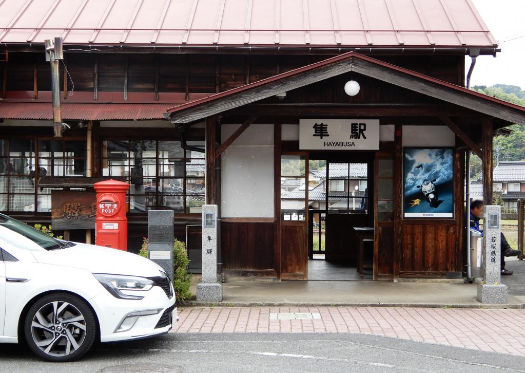 300km/hは出ませんが……スズキ・ハヤブサとコラボした若桜 鉄道の”隼ラッピング列車”が新デザインになって3月より運行〈ルノー・メガーヌGT長期レポートVol.5〉｜Motor-Fan[モーターファン]