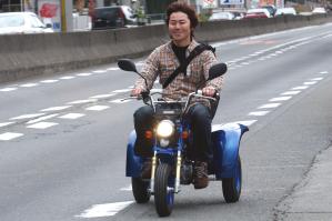 法律のお話 この三輪モンキーが ノーヘル で公道を突っ走っても 道交法違反に問われない理由とは Motor Fan Bikes モータファンバイクス