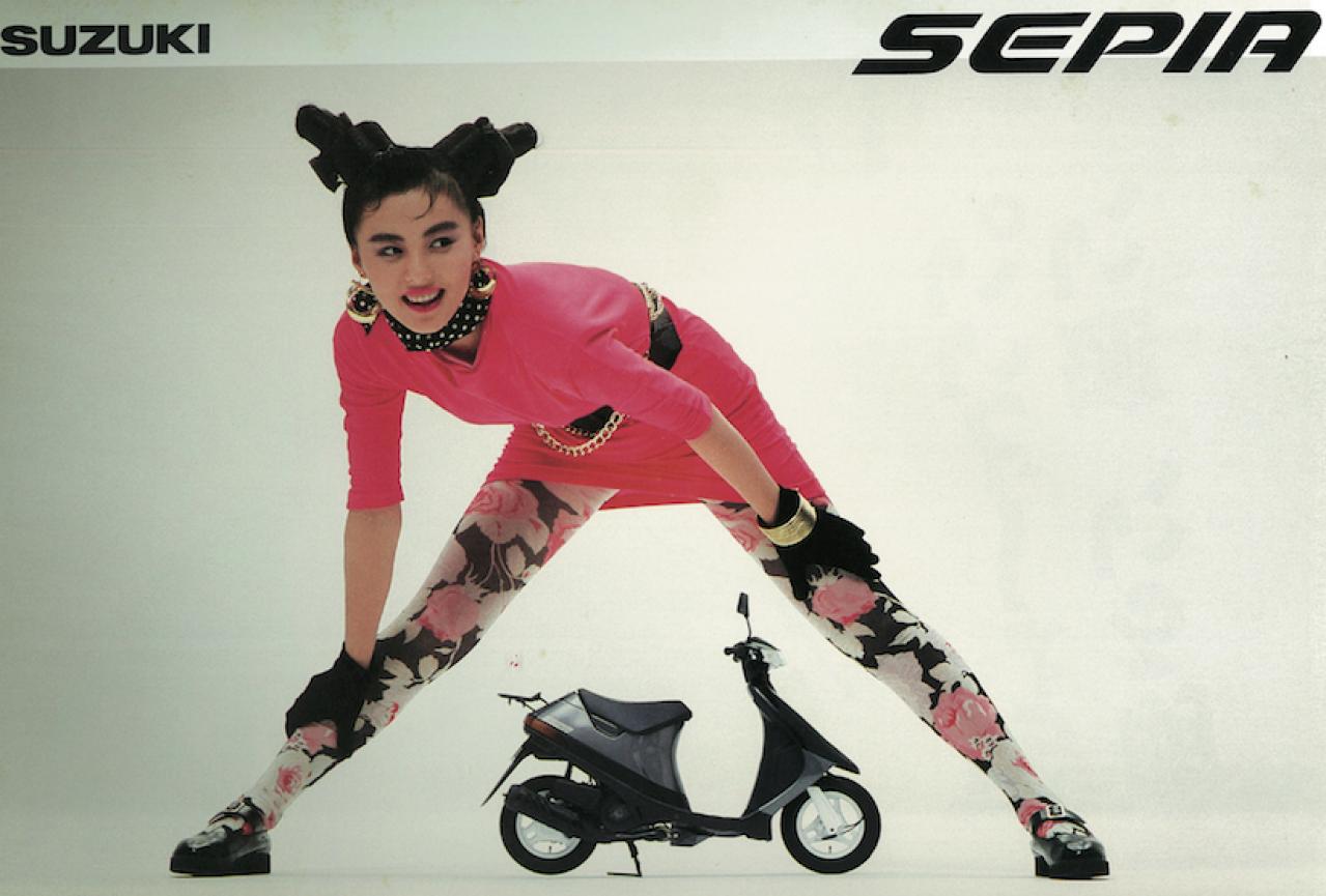 スズキ・セピア（1989）」発売当時のカタログはバイクより井森美幸を