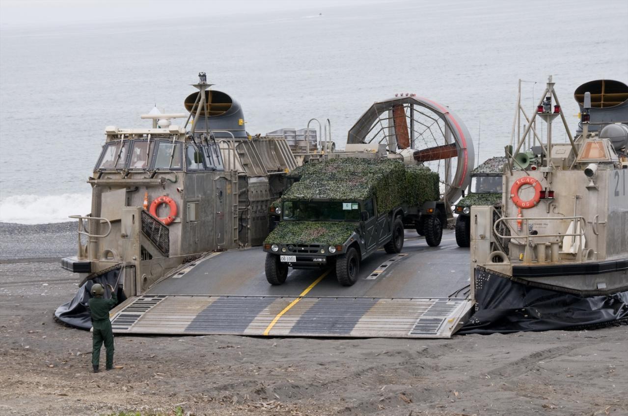 陸上自衛隊 多目的に使える人員輸送用車両 高機動車 コウキ のすごい実力 民生用はあのトヨタ メガクルーザー Suv クロカン Motor Fan モーターファン