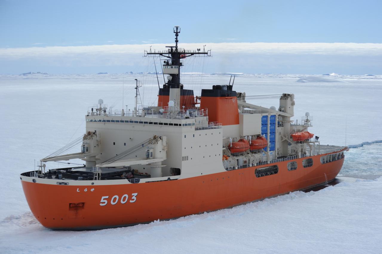 海上自衛隊：世界屈指の性能をもつ砕氷艦「しらせ」は南極観測のために 