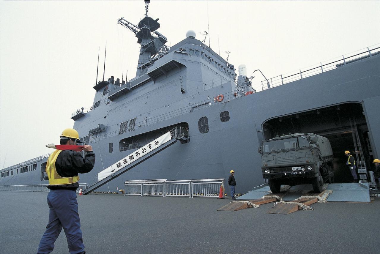 海上自衛隊 登場時 空母 と騒がれた全通甲板艦のルーツ 輸送艦おおすみ 大型トラックなら50台 90式戦車は約10両の積載が可能 Motor Fan モーターファン