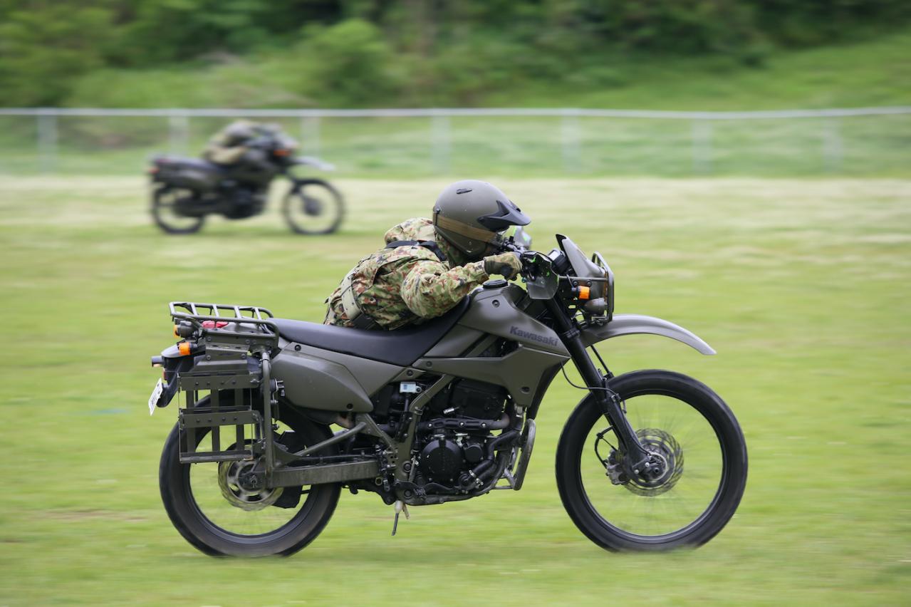 陸上自衛隊 偵察や伝令 連絡 災害時の初動対応 多目的に活躍する オートバイ はカワサキ Klx250 Motor Fan モーターファン