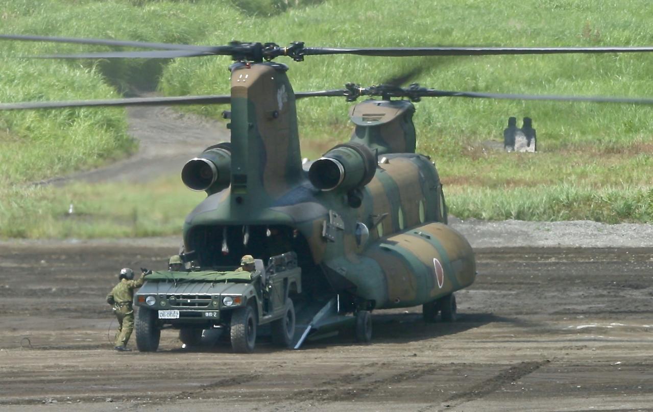 陸上自衛隊・航空自衛隊：圧倒的な輸送力を持つ大型ヘリコプター、空飛ぶ大型トラック「輸送ヘリCH-47JA」｜Motor-Fan[モーターファン]