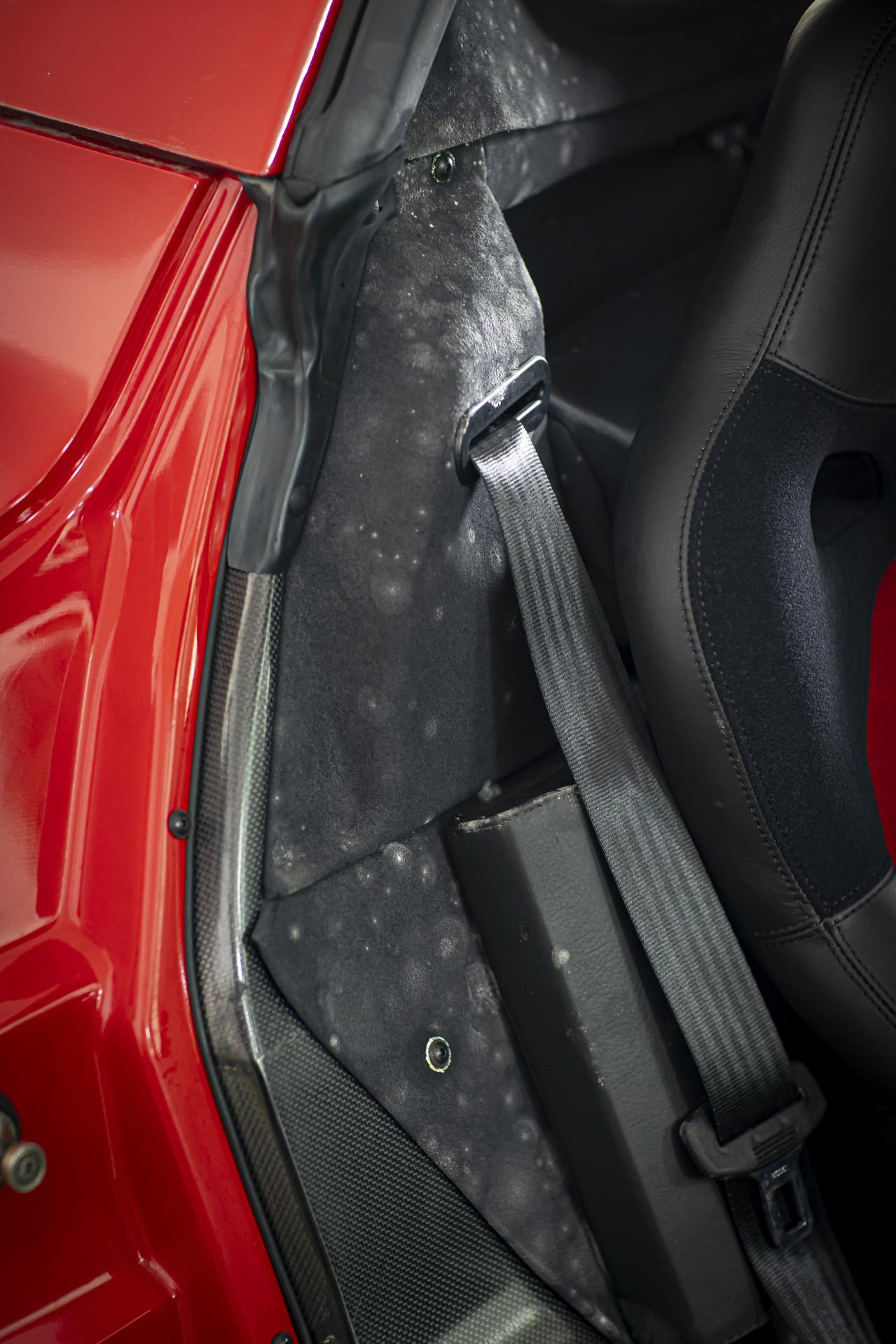 フェラーリf50再生 カビとベタつき著しいインテリアのクリーニングプロセス 内装清掃編 Motor Fantech モーターファンテック