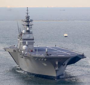 海上自衛隊 護衛艦 いずも 空母化工事第１段階終了 横須賀に戻った姿をショッピングモールから望む Motor Fan モーターファン